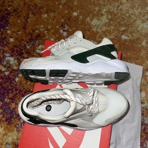 Gently used huaraches